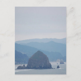 Cartão Postal Cannon Beach Haystack na névoa