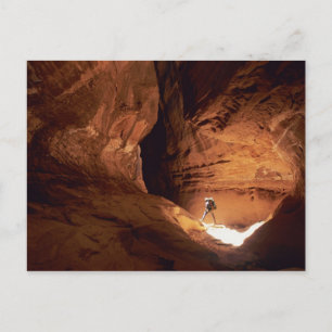 Cartão Postal Canyoneer iluminado nas profundezas de um desfilad