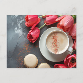 Cartão Postal Cappuccino und Macarons umringt von Tulpen