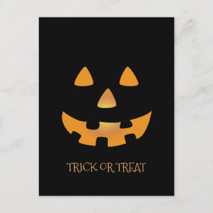 Cartão Postal Cara de abóbora do Halloween sobre fundo preto