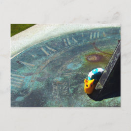 Cartão Postal Caracol amarelo visitando um relógio de sol