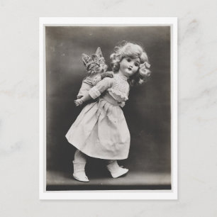 Cartão Postal Carregando de boneca um gato em uma unidade de vin