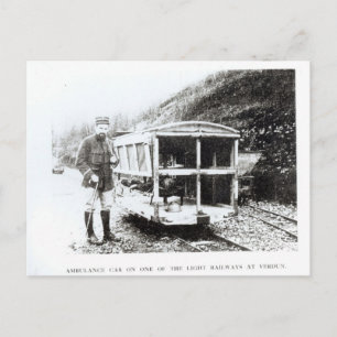 Cartão Postal Carro de ambulância em um dos caminhos de ferro le