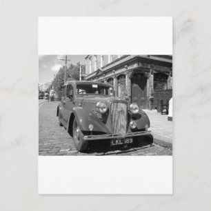 Cartão Postal Carro de motor do vintage fora de um bar inglês