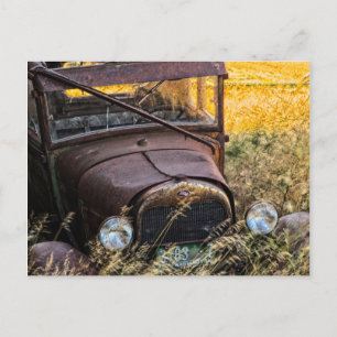 Cartão Postal Carro velho abandonado em erva alta