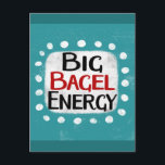 Cartão Postal Cartão-postal Big Bagel Energy<br><div class="desc">"Big Bagel Energy" é um design de texto fofo em azul com texto preto e vermelho,  junto com uma forma de sotaque branca e pontos brancos texturizados ao seu redor.</div>