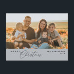 Cartão Postal Cartão-postal da família romântica moderna, feliz<br><div class="desc">Feliz Natal. Comemore a temporada com este cartão postal da família Ele é totalmente personalizável e personalizado com suas próprias mensagens de saudação. Adicione seu endereço de devolução para facilitar a correspondência. É simples, fácil, mas moderno minimalista e festivo. Este é o cartão postal perfeito para enviar seus desejos de...</div>