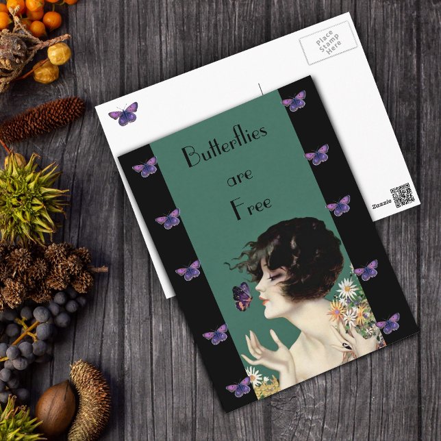 Cartão Postal Cartão-postal da Senhora Borboleta (Vintage lady holding daisy flowers with purple butterflies on green and black postcard.)