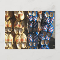 Cartão-postal de fotografias de sapatos de madeira