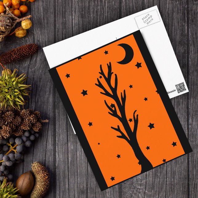 Cartão Postal Cartão-postal de silhueta preto Spooky (Spooky barren black tree stars and crescent moon on orange and black Halloween postcard.)