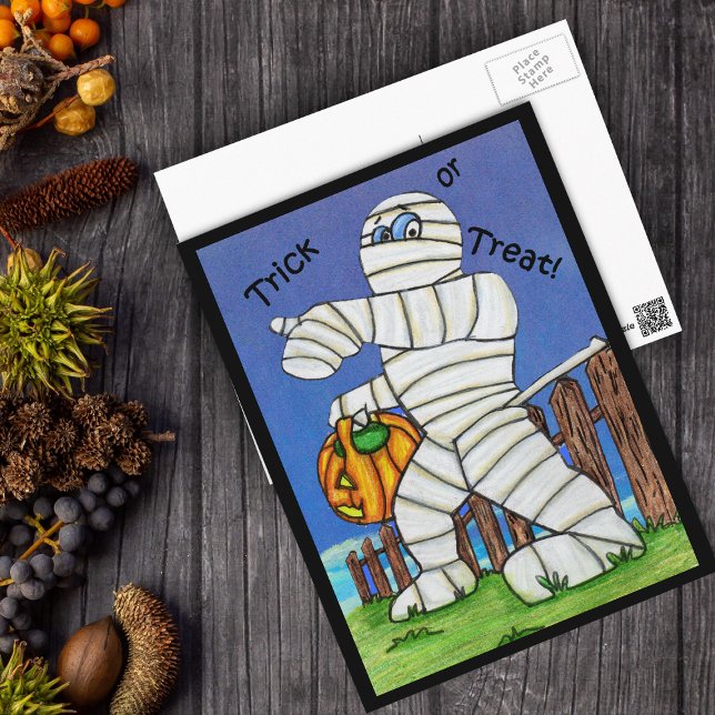 Cartão Postal Cartão-postal de Trick ou Tratar múmia (Silly Mummy caught on wooden fence with pumpkin on Trick or treat postcard with black border.)