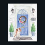 Cartão Postal Cartão-postal do Cavalier King Charles Moving<br><div class="desc">Anuncie seu novo discurso com nosso anúncio de na moda com um Rei Cavaleiro Charles Spaniel,  porta azul,  tapete de boas-vindas,  tabuleiro,  topiários e uma coroa floral em um fundo de tijolo de cinza.</div>