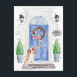 Cartão Postal Cartão-postal do Cavalier King Charles Moving<br><div class="desc">Anuncie seu novo discurso com nosso anúncio de na moda com um Rei Cavaleiro Charles Spaniel,  porta azul,  tapete de boas-vindas,  tabuleiro,  topiários e uma coroa floral em um fundo de tijolo de cinza.</div>