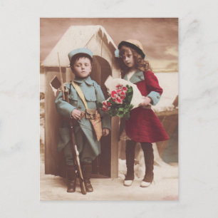Cartão Postal Cartão-postal do Kid Boy Soldier and Little Girl V