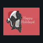 Cartão Postal Cartão-postal dos Skunk Christmas Skunks Winter An<br><div class="desc">O gambá de Natal com luzes de fadas. Animais engraçados com presentes e neve até as férias. Também é engraçado para o Natal em julho. Os estagiários são animais doces e perfeitos para o Natal.</div>