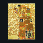 Cartão Postal Cartão-postal Gustav Klimt Fulfillment<br><div class="desc">Gustav Klimt Fulfillment postal. Frieze de 1909. Completado durante a fase de ouro do Klimt, o Fulfillment apresenta um casal abrangente que se segura sob uma colcha multipadrão, com espirais, olhos, aves, peixes e outras formas. O fundo da obra apresenta as mesmas espirais de bronze que adorariam a famosa árvore...</div>