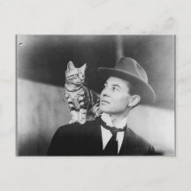 Cartão-postal preto e branco de homem e gato