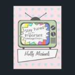 Cartão Postal Cartão-postal retroativo: Fique Ajustado...Conjunt<br><div class="desc">Cartão postal com um fundo de rosas claro com pequenas bolinhas azuis-claras. Ilustração inspirada retroativamente de um televisor verde com antenas de ouvido de coelho e uma tela de teste. O texto na TV diz "Fique Ajustado Para Uma Mensagem Importante De". Personalize com o seu nome na seção branca em...</div>