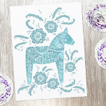 Cartão Postal Cartão-postal sueco Dala Horse Green e White<br><div class="desc">Um tradicional design de Dala Horse sueco em verde-verde-verde-verde-verde-branco. Arte original de Nic Squirrell.</div>