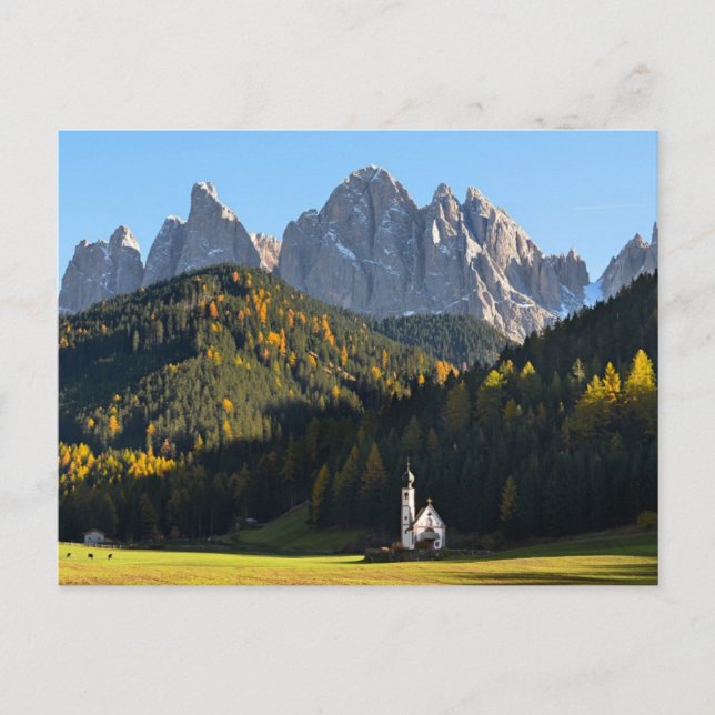 Cartão Postal Cartaz da igreja com montanhas Dolomitas (Frente)