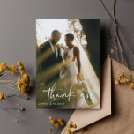 Cartão Postal Cartaz de Foto do Script Moderno Obrigado<br><div class="desc">Este casamento Fotográfico Moderno Obrigado Cartaz é uma bela maneira de obrigado seus convidados de casamento por celebrar com você. Este design apresenta uma fonte moderna de escrita caligráfica com um sentimento manuscrito, a sua fotografia de escolha na frente e a sua mensagem pessoal no verso. A cor de "Obrigado"...</div>