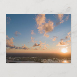 Cartão Postal Cartaz do Sol Aéreo Sobre Horizonte Costeiro