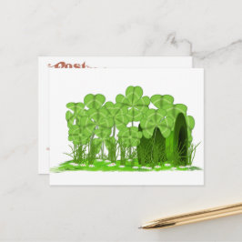 Cartão Postal Cartola de Leprechaun Deitada em Campo de Shamrock