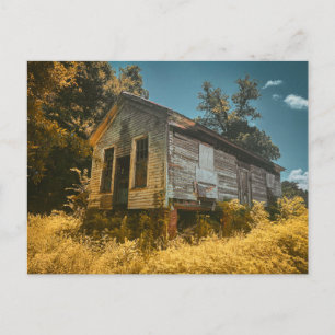 Cartão Postal Casa Abandonada e Desgastada em Grama Alta