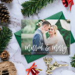 Cartão Postal CASADA E FELIZ | anúncio de casamento russo<br><div class="desc">design com uma foto da noiva e noiva e tipografia elegante do pincel branco. O texto e as cores podem ser personalizados.</div>