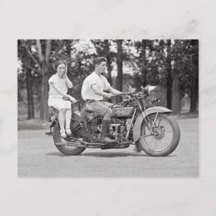 Cartão Postal Casal andando de motocicleta, 1928