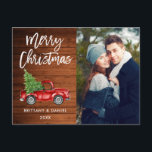Cartão Postal Casal de Caminhão de Vintage com Script de Madeira<br><div class="desc">Roteiro Russo de Madeira Pincel Watercolor Vintage Red Truck com Árvore de Natal - Feliz Casal de Natal Cartão-Postal</div>