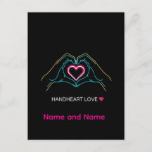 Casal Realista de Luxo Segurando Aliança de Ouro A