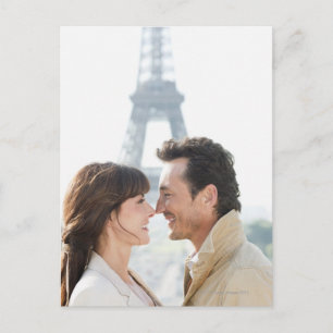 Cartão Postal Casal romântico com a Torre Eiffel na