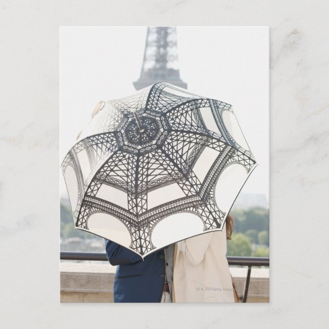 Cartão Postal Casal sob um guarda-chuva com a torre Eiffel (Frente)