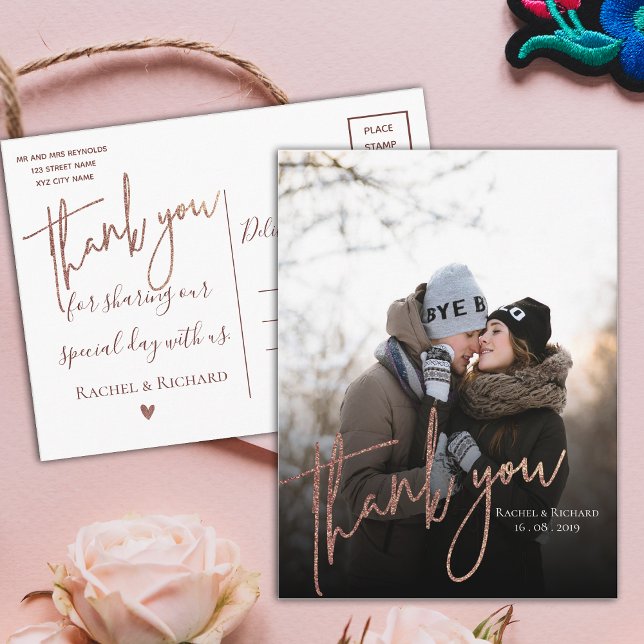 Cartão Postal Casamento de Fotos com Script Dourado Moderno Rosa (Modern Rose Gold Script Photo Wedding Thank You Postcard)