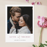 Cartão Postal Casamento de Fotos do Script Burgundy Elegante Obr<br><div class="desc">Este simples obrigado de casamento de fotos quentes que você faz com o cartão-postal apresenta uma elegante, minimalista, design moderna. A frente apresenta seus primeiros nomes sob sua foto favorita e uma mensagem 'AMOR e OBRIGADOS veiculados com uma combinação impressionante de duas fontes distintas, com 'e' em um guião luminoso...</div>