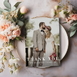 Cartão Postal Casamento de texto moderno e ousado<br><div class="desc">um design de texto branco elegante,  mas simples,  com um olhar ousado e uma bela foto,  a imagem e o texto podem ser personalizados.</div>