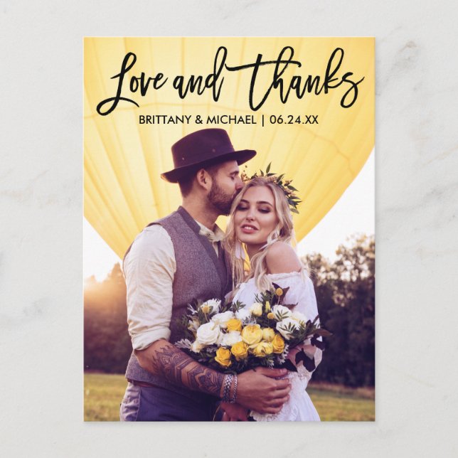 Cartão Postal Casamento Moderno com Letra a Pincel Casal de Amor (Frente)