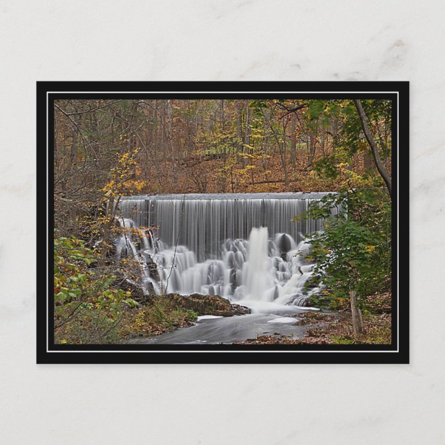 Cartão Postal Cascata de madeira em cascata e folhagem de queda (Frente)