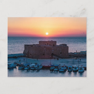 Cartão Postal Castelo de Paphos no pôr do sol, vista do drone