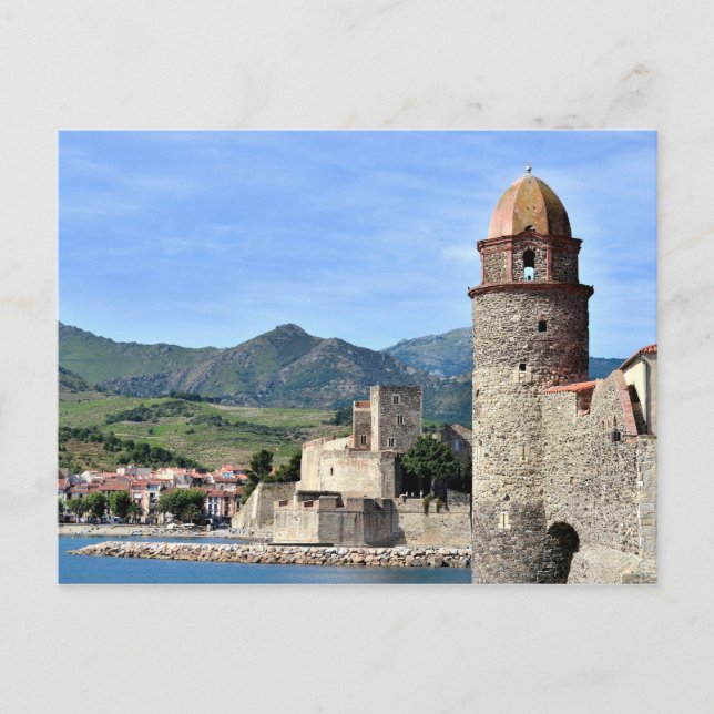 Cartão Postal Castelo e igreja de Collioure em França (Frente)