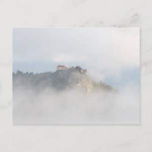 Cartão Postal Castelo sangrento rodeado de nuvens