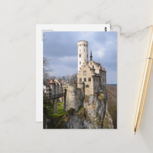Cartão Postal Castelo Tradicional em Penhasco em Dia Nublado