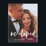 Cartão Postal Casual Script | Anúncio de duas execuções de fotos<br><div class="desc">Este simples e moderno cartão postal de anúncio de elopemento de casamento mostra uma foto pessoal de casamento na frente, com as palavras "nós fugimos" em um roteiro casual, branco e escrito à mão. A parte traseira do cartão tem espaço para se aprofundar nos detalhes do seu elopemento ou fornecer...</div>