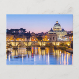 Cartão Postal Catedral de Peter da rua à noite Roma Itália