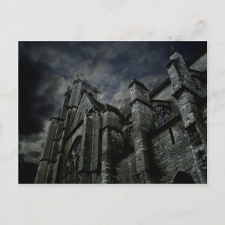 Cartão Postal Catedral gótica com um céu escuro sombrio