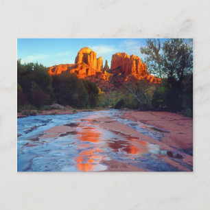 Cartão Postal Cathedral Rock refletida no Oak Creek ao pôr do so