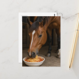 Cartão Postal cavalo baio fofo comendo espaguete