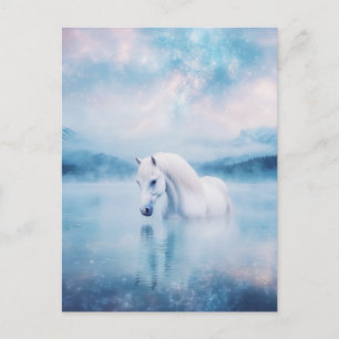 Cartão Postal Cavalo no Lago da Montanha Nebulosa com Céu Estrel