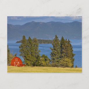 Cartão Postal Celeiro vermelho fica ao longo do pitoresco Lago F